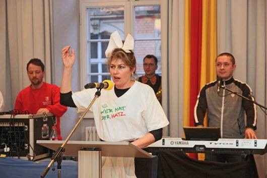 Büttenrednerin Bettina Heidrich Heller der Hottscheck Narrenzunft Grötzingen beim Vortrag