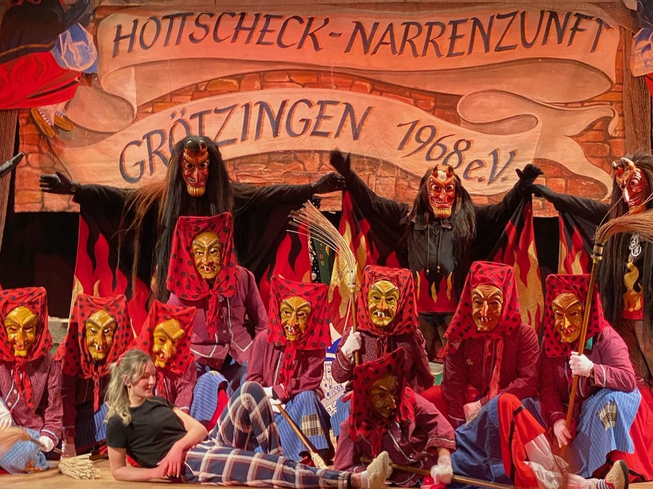 Das Publikum verfolgt begeistert den mystischen Auftritt des Hexenballetts.