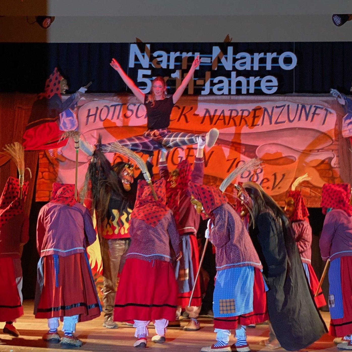 Hexenballett der Hottscheck Narrenzunft Grötzingen tanzt mystisch in Hexenkampf-Choreografie