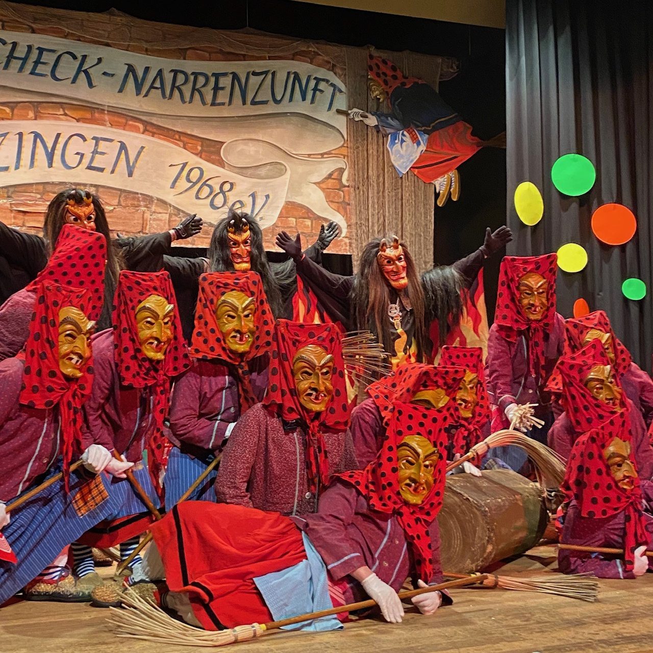 Das Hexenballett der Hottscheck Narrenzunft Grötzingen auf der Bühne bei einem mystischen Auftritt.