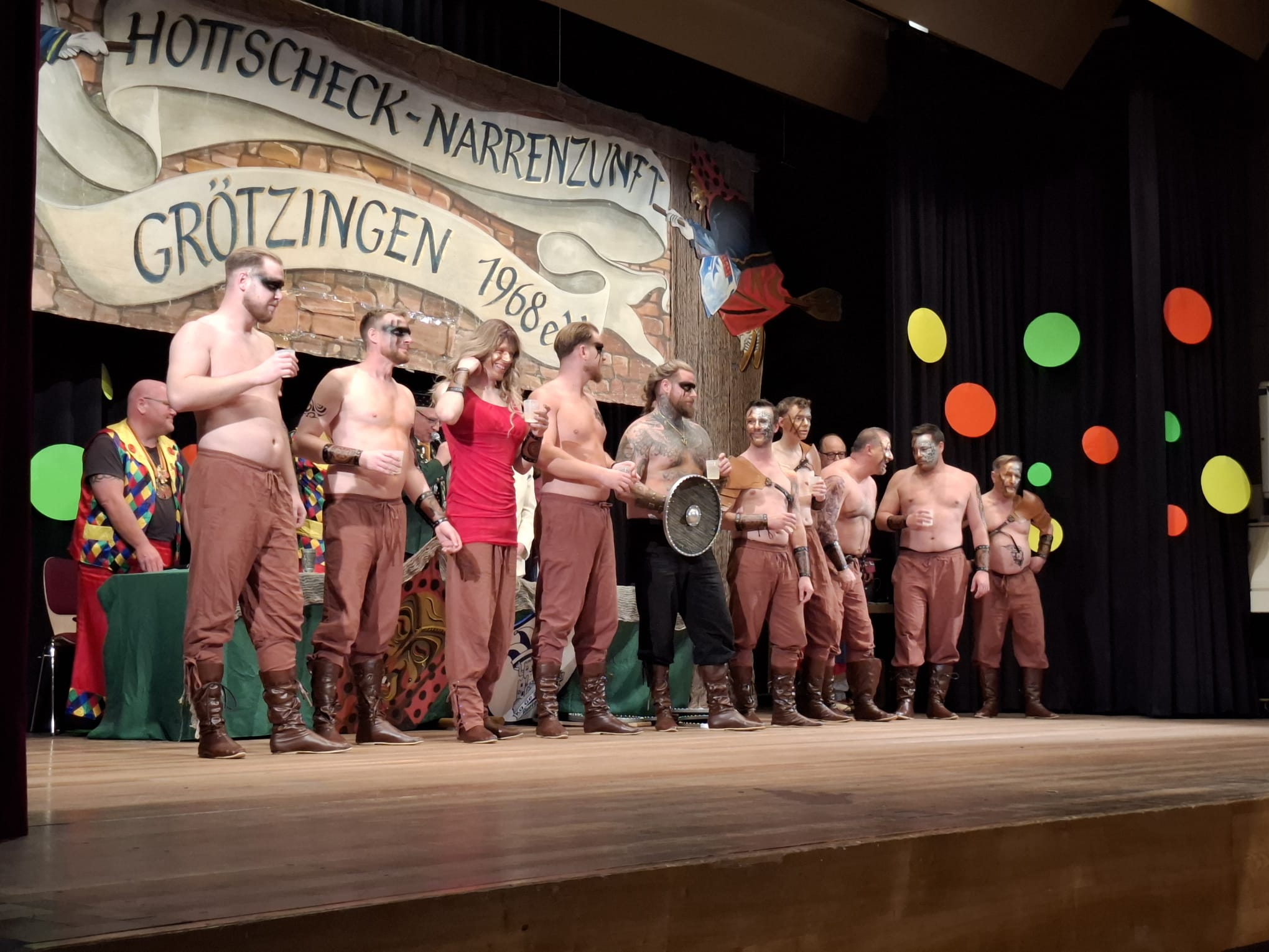 Gruppenbild Hot(t)-Checker Männerballett Hottscheck Narrenzunft Grötzingen nach Auftritt