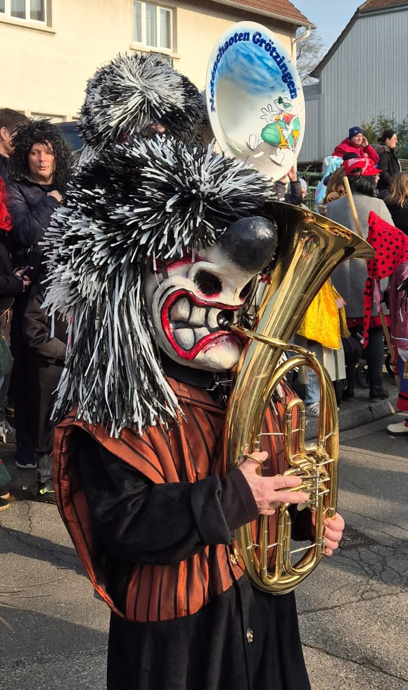 Ein Noten-Chaot der Hottscheck Narrenzunft Grötzingen spielt mit seiner Guggenmusik und begeistert das Publikum.