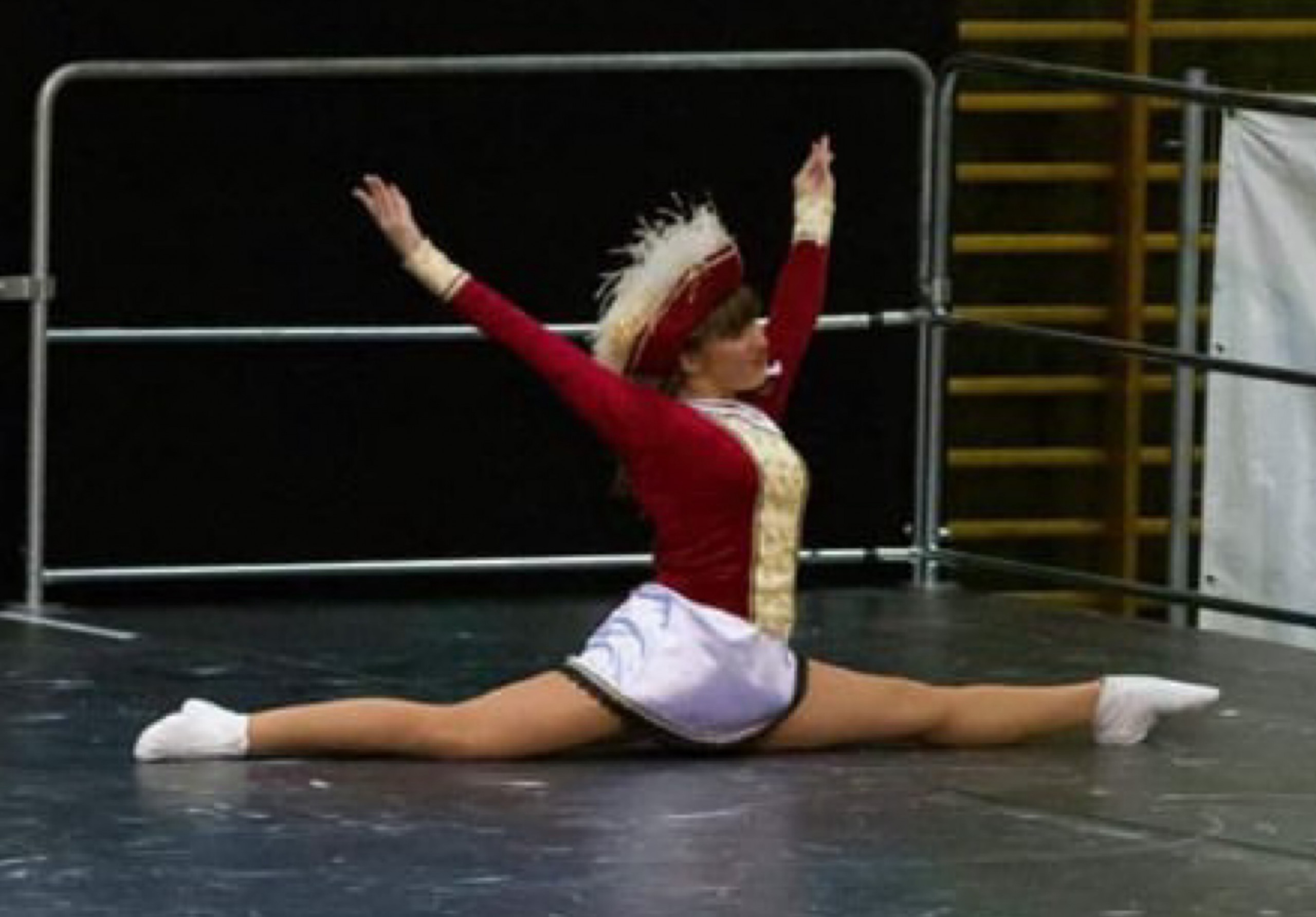 Tanzmariechen Samira Kayser der Hottscheck Narrenzunft im Kostüm auf der Bühne