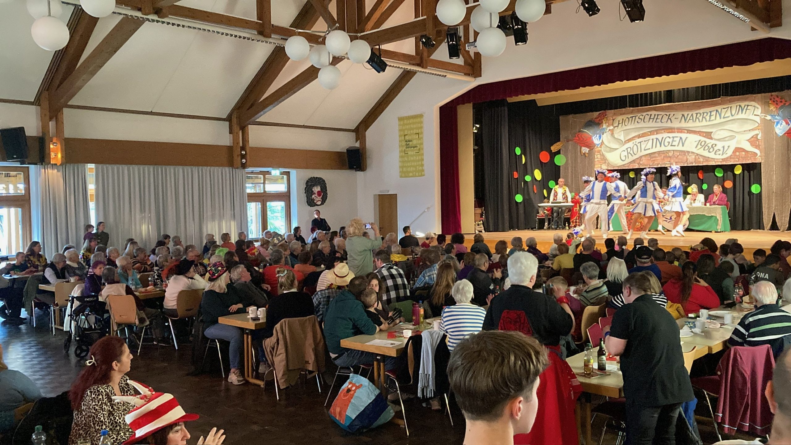 Die Bärengarde zeigt ihren Tanz beim Närrischen Seniorennachmittag in Grötzingen.