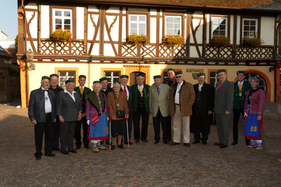 Gruppenfoto der Ehrenhexen der Hottscheck Narrenzunft Grötzingen aus den Vorjahren