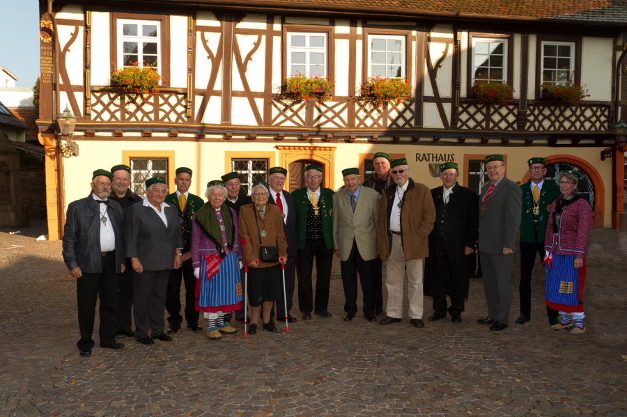 Gruppenfoto der Ehrenhexen der Hottscheck Narrenzunft Grötzingen aus den Vorjahren