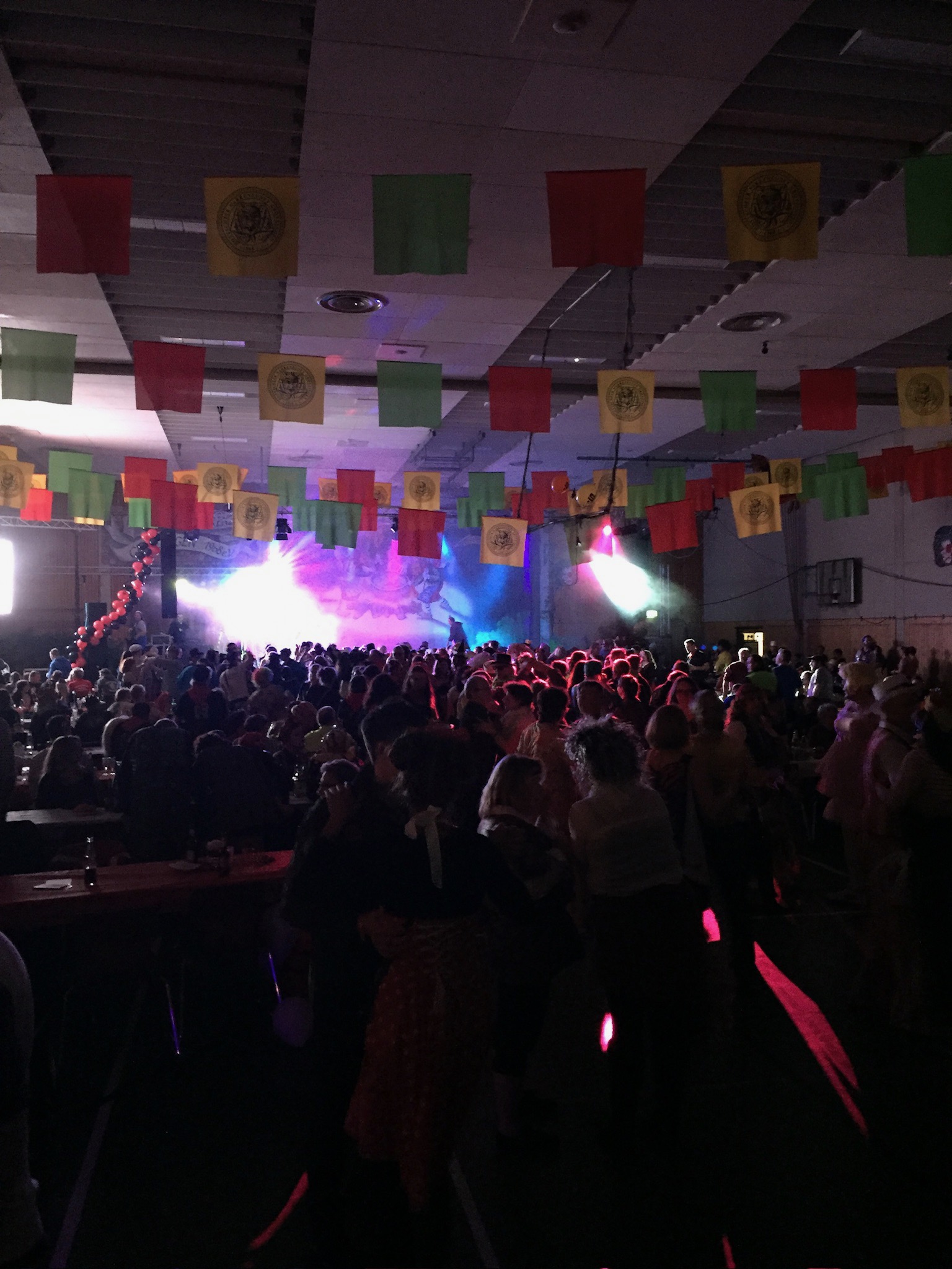 Blick ins Publikum des Fasenachtsobend in Grötzingen mit hell erleuchteter Bühne im Hintergrund