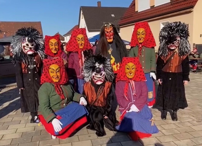 Gruppenbild von Hottscheck Hexen, Feuerigen Männern und Noten Chaoten bei einer Straßenveranstaltung