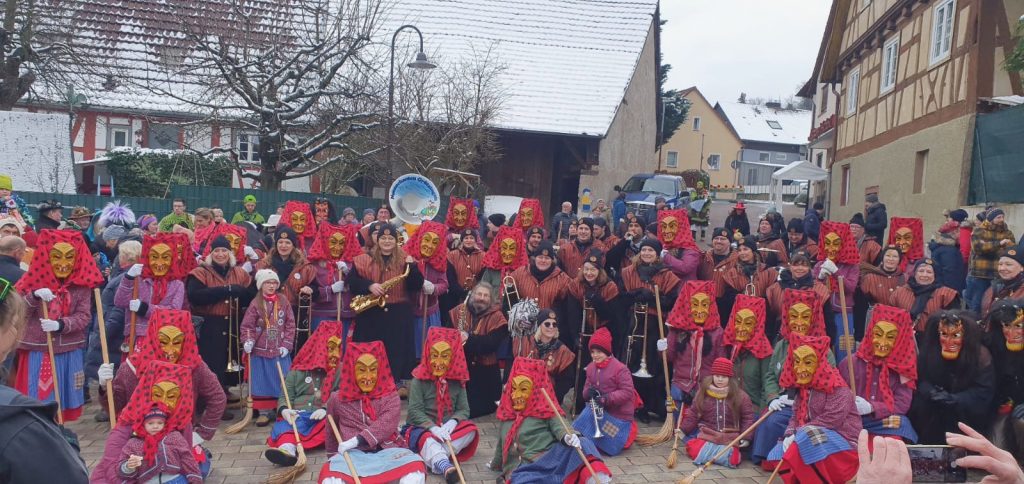 Gruppenbild der Hottscheck Narrenzunft Grötzingen mit Mitgliedern in Häs