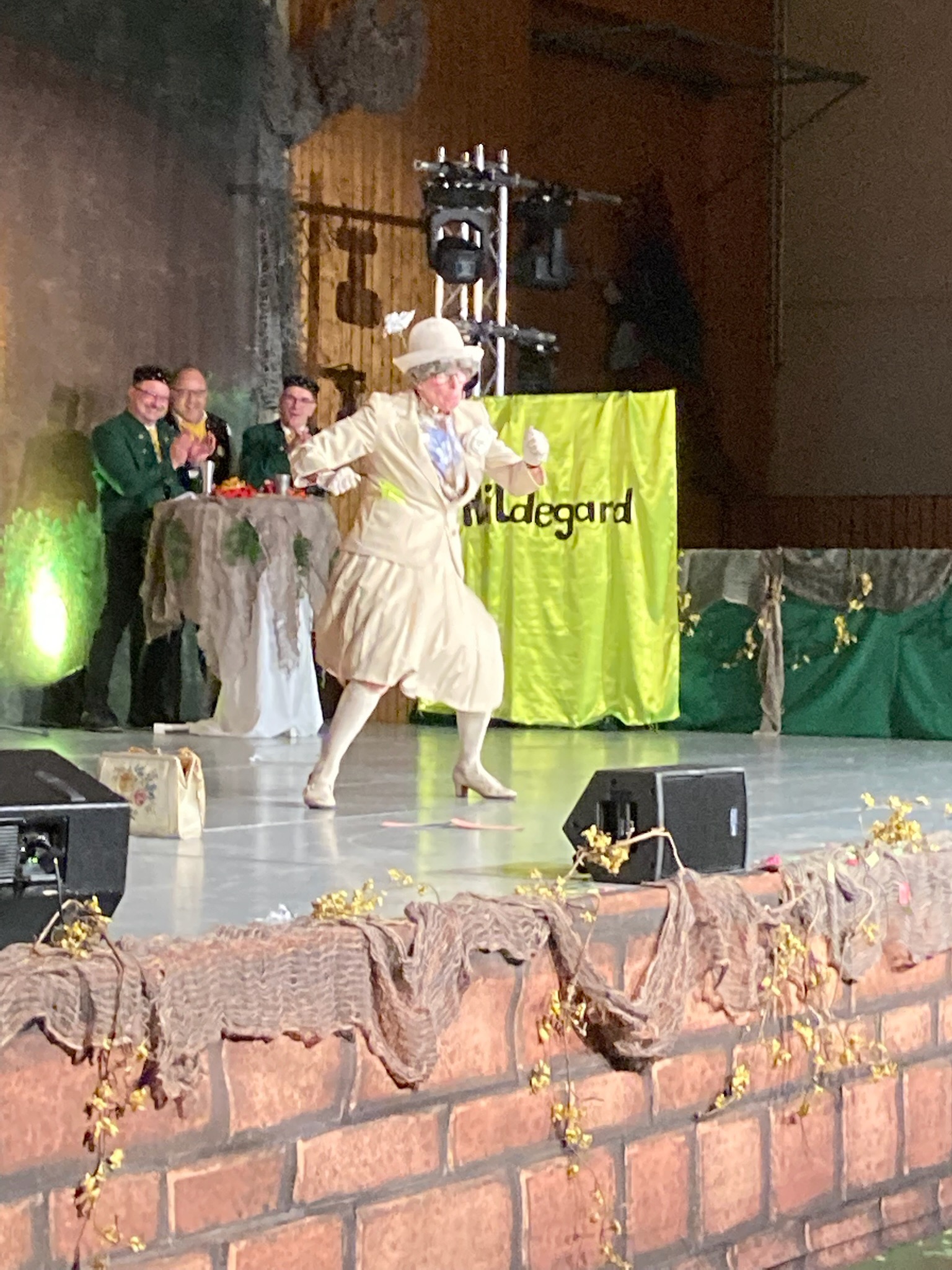 Helga Kowohl alias Hildegard Greiselwiedich begeistert als Büttenrednerin beim Zunftabend in Grötzingen