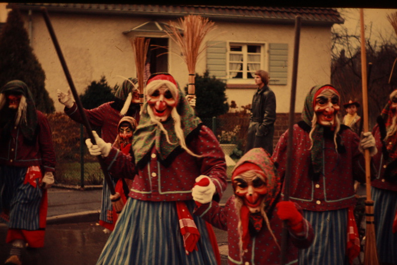 Altes Farbbild zeigt die ersten Hottscheck-Hexen im Häs und mit ihrer ersten Maske bei einem Umzug