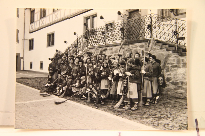 Schwarz-Weiß-Foto zeigt eine Gruppe Hottscheck-Hexen in den frühen Jahren der Zunftgeschichte