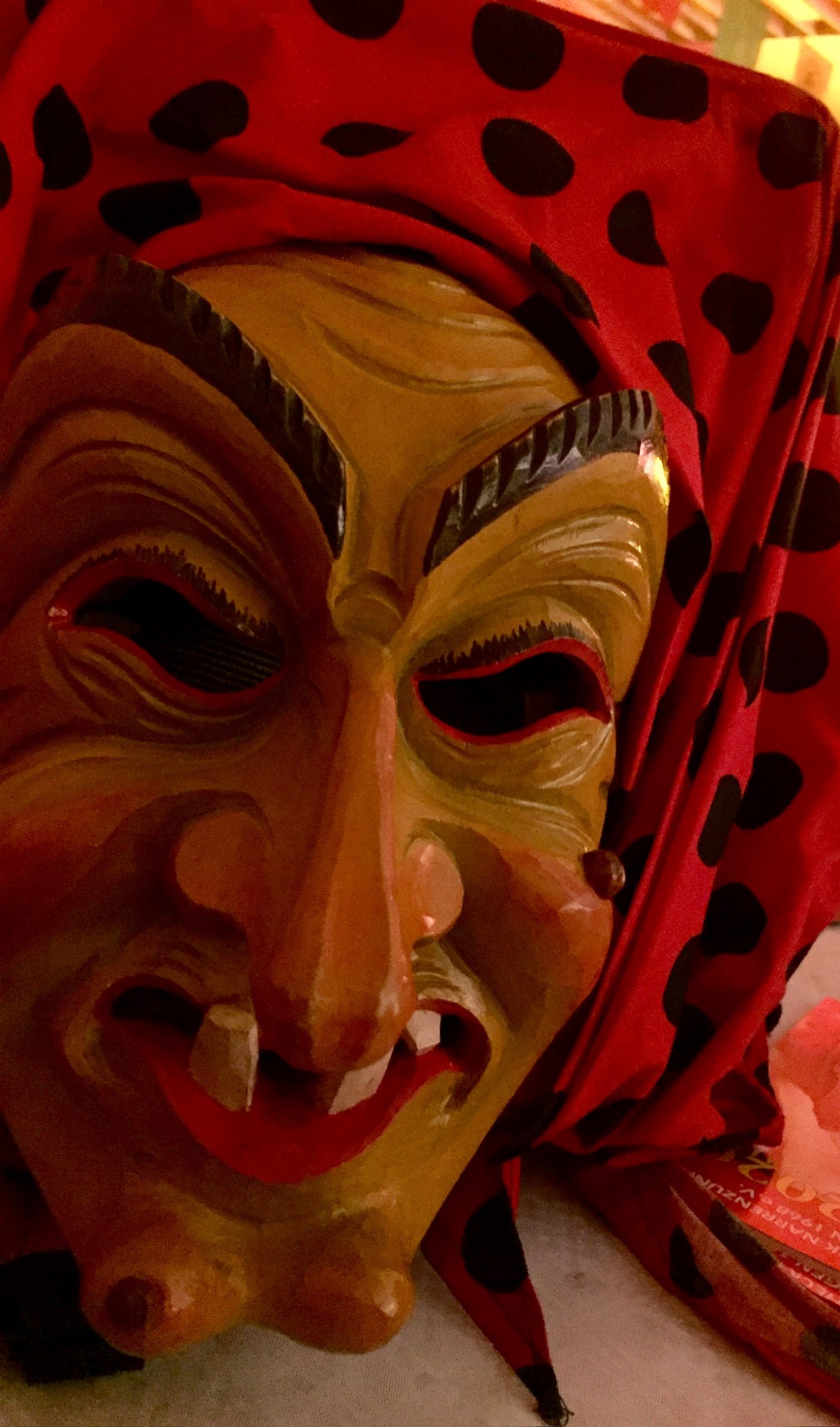 Traditionelle Holzmaske der Hottscheck Hexen aus Grötzingen