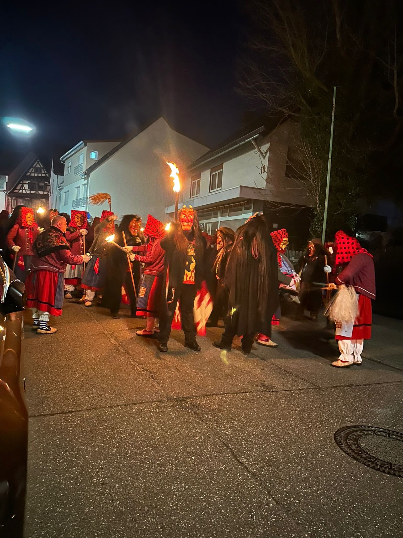 Hottscheck Hexen mit brennenden Fackeln vor der traditionellen Hexenverbrennung in Grötzingen