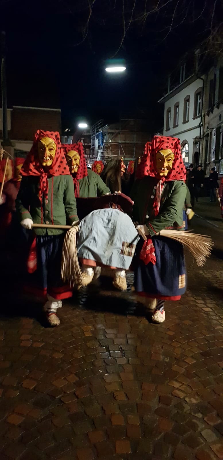 Hottscheck Hexen tragen die Strohpuppe Eulalia feierlich durch die Straßen zur Hexenverbrennung in Grötzingen
