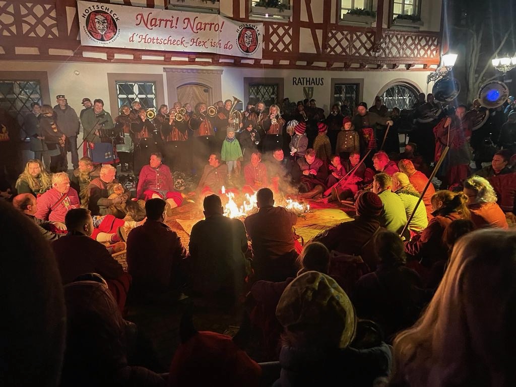 Die Hottscheck Narrenzunft am Feuer bei der Hexenverbrennung in Grötzingen
