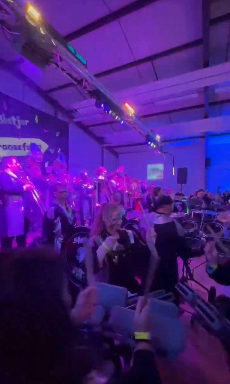 Auftritt der Noten-Chaoten im blauen Showlicht beim Fasenachtsobend in Grötzingen