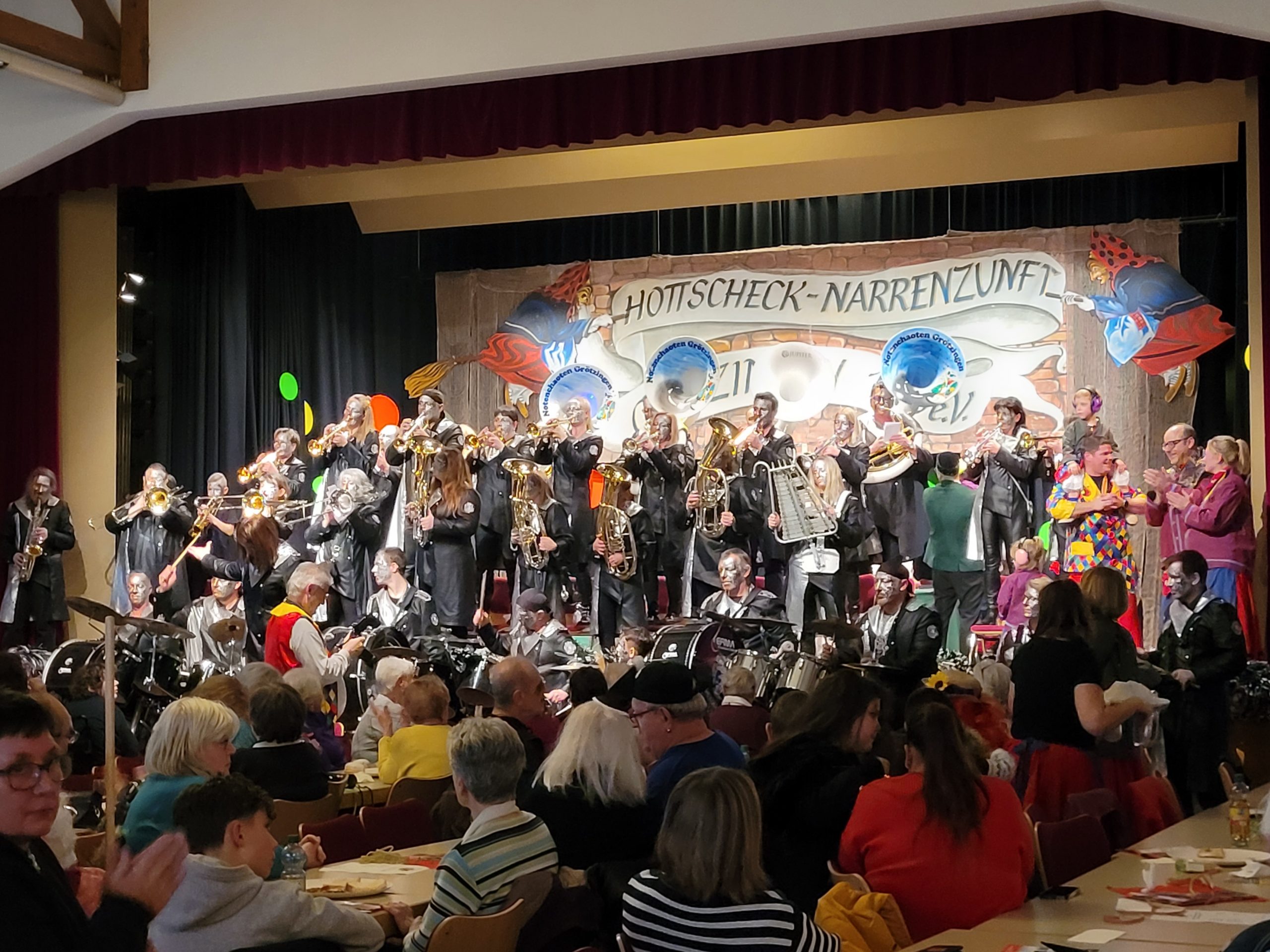 Die Noten-Chaoten heizen mit Guggenmusik auf der Bühne beim Seniorennachmittag ein.