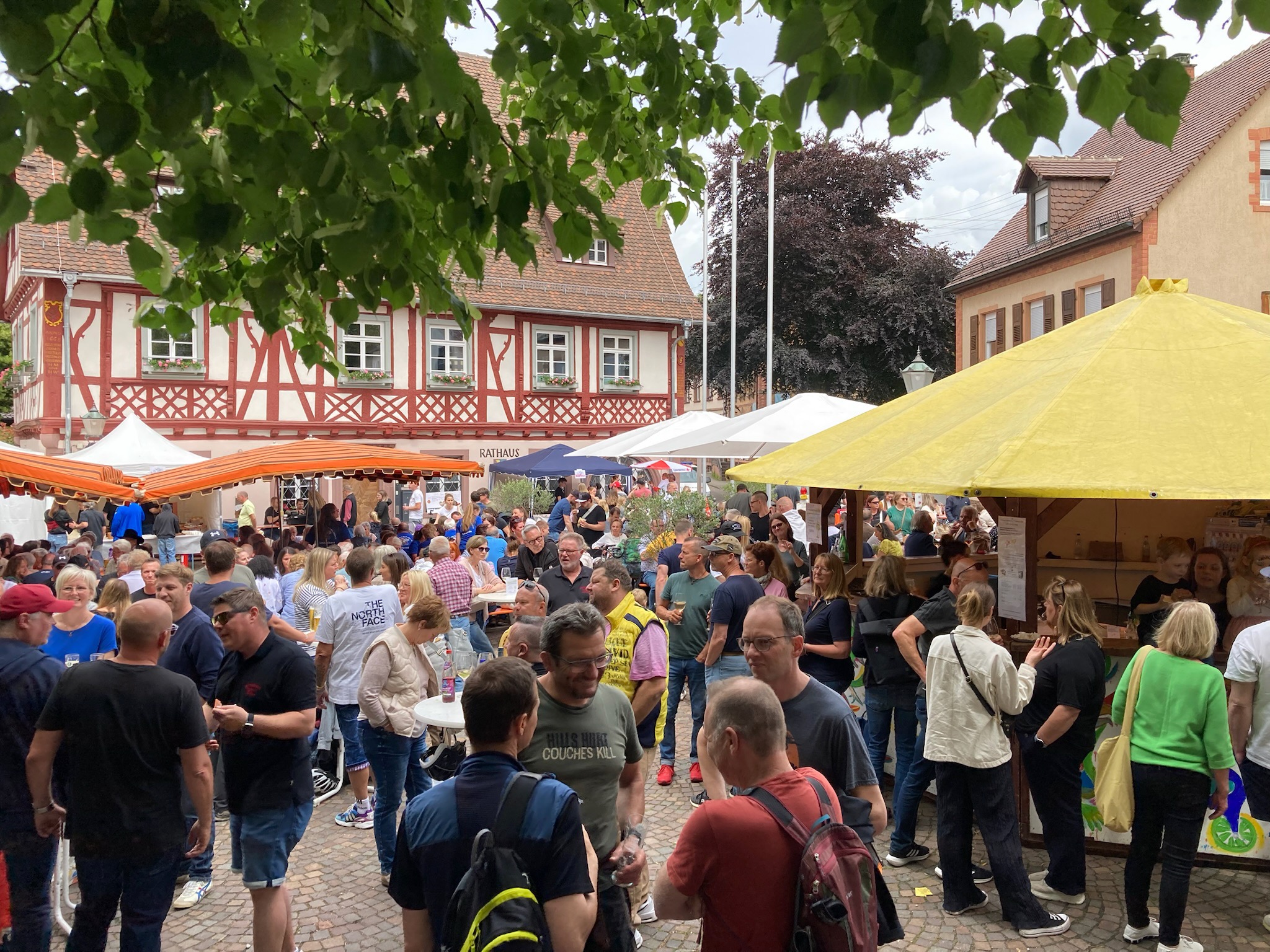 Besucher schlendern über den Weinmarkt Grötzingen und genießen die Angebote an den Ständen