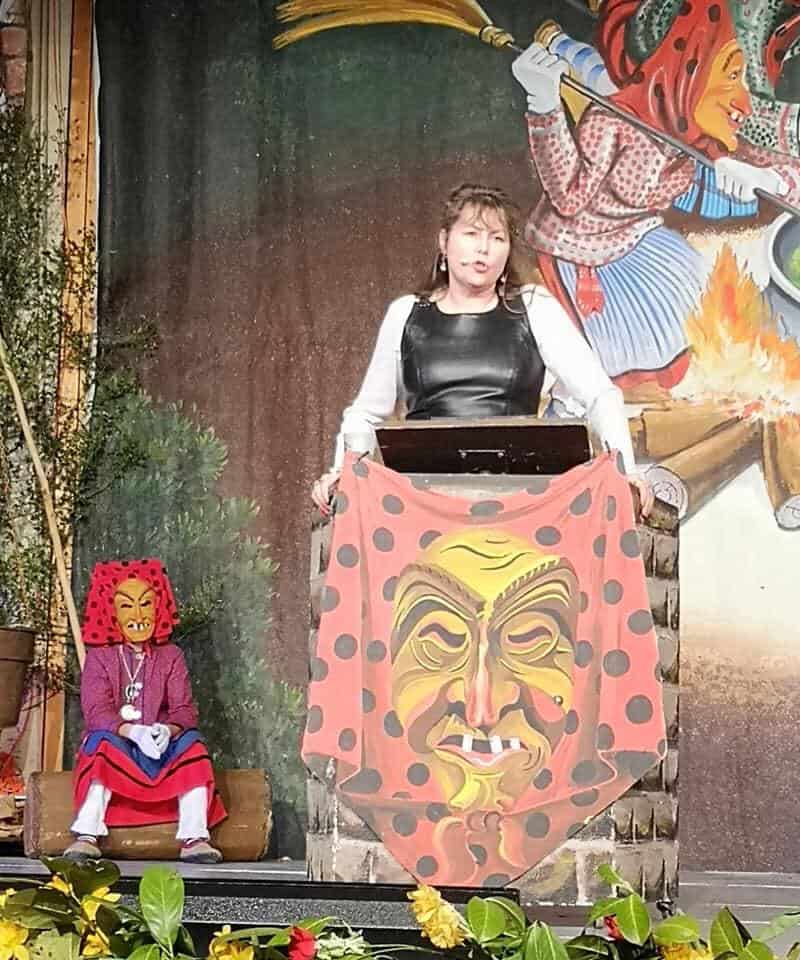 Büttenrednerin der Hottscheck Narrenzunft bei ihrem Auftritt in der Hexenbütt