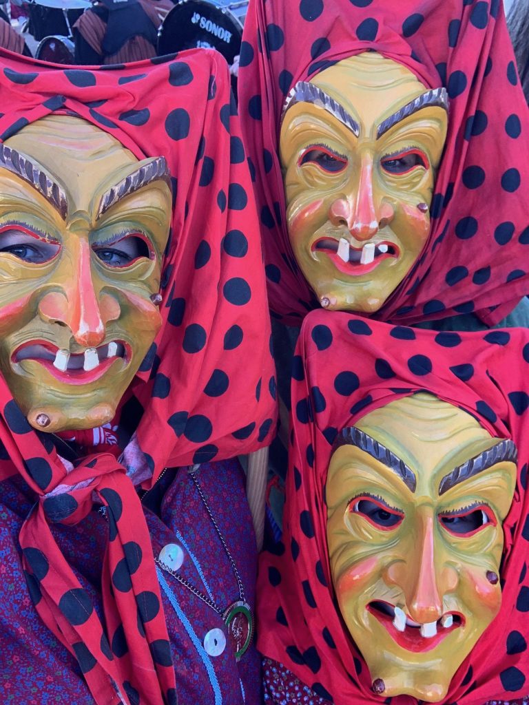 Drei Hottscheck Hexen mit handgeschnitzten Holzmasken und traditionellem Häs bei der alemannischen Fasenacht in Grötzingen