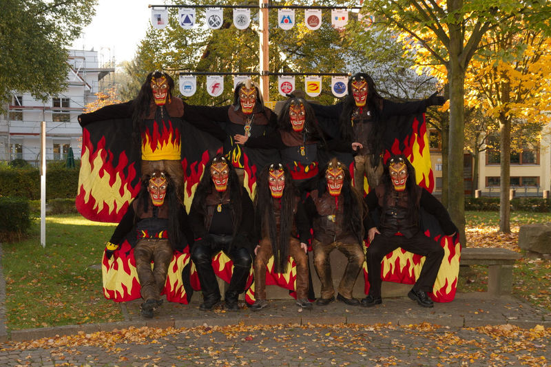 Gruppenbild der Feuerigen Männer mit Masken und Umhängen in Grötzingen