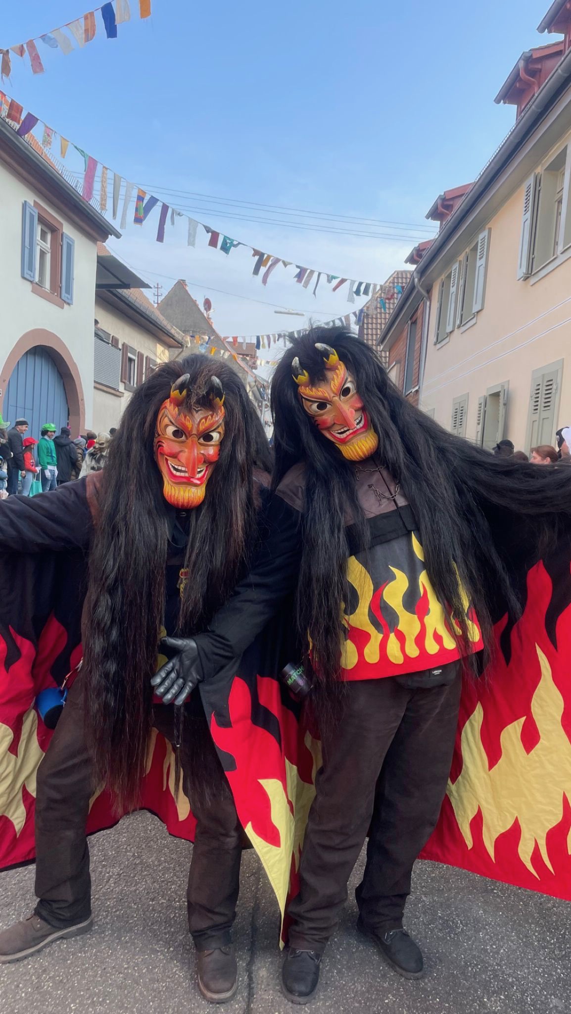 Zwei Feuerige Männer in aufwendigem Flammenumhang und Maske bei der Hottscheck Narrenzunft Grötzingen