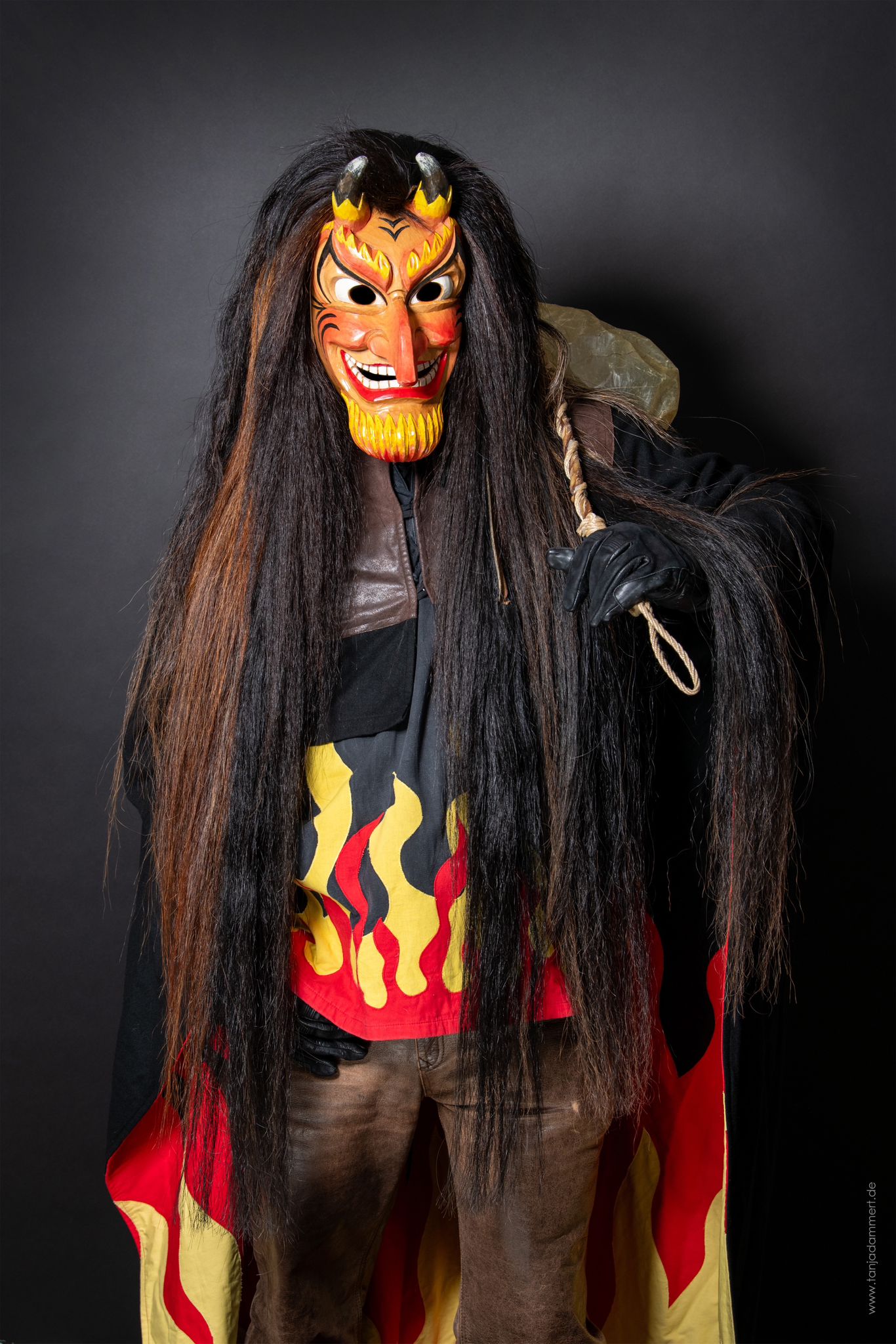 Der Feuerige Mann der Hottscheck Narrenzunft Grötzingen in seiner traditionellen Maske und Feuermantel