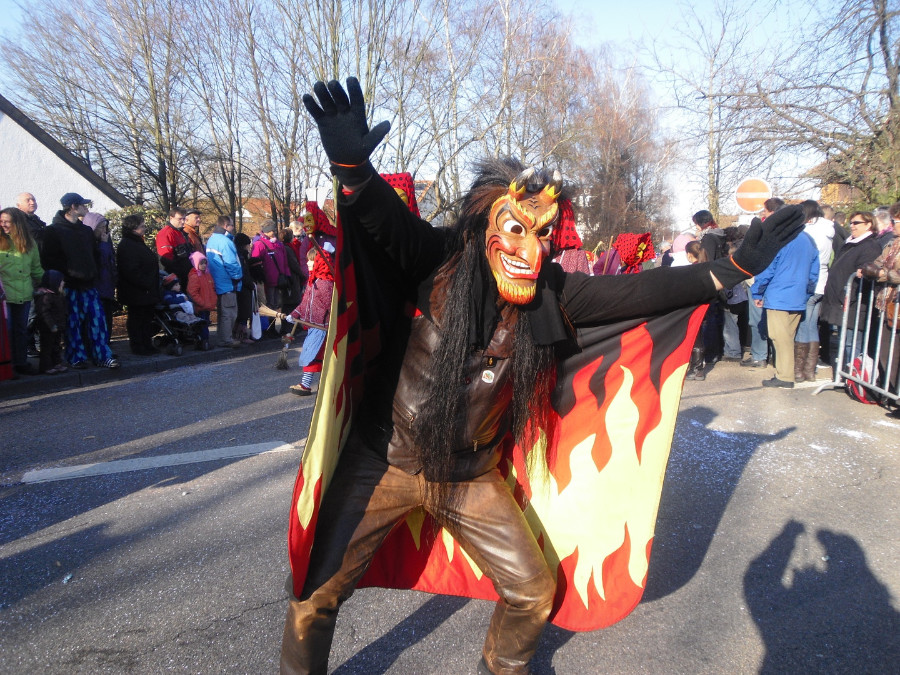 Feueriger Mann mit flammenden Umhang und Maske bei der Fasenacht der Hottscheck Narrenzunft