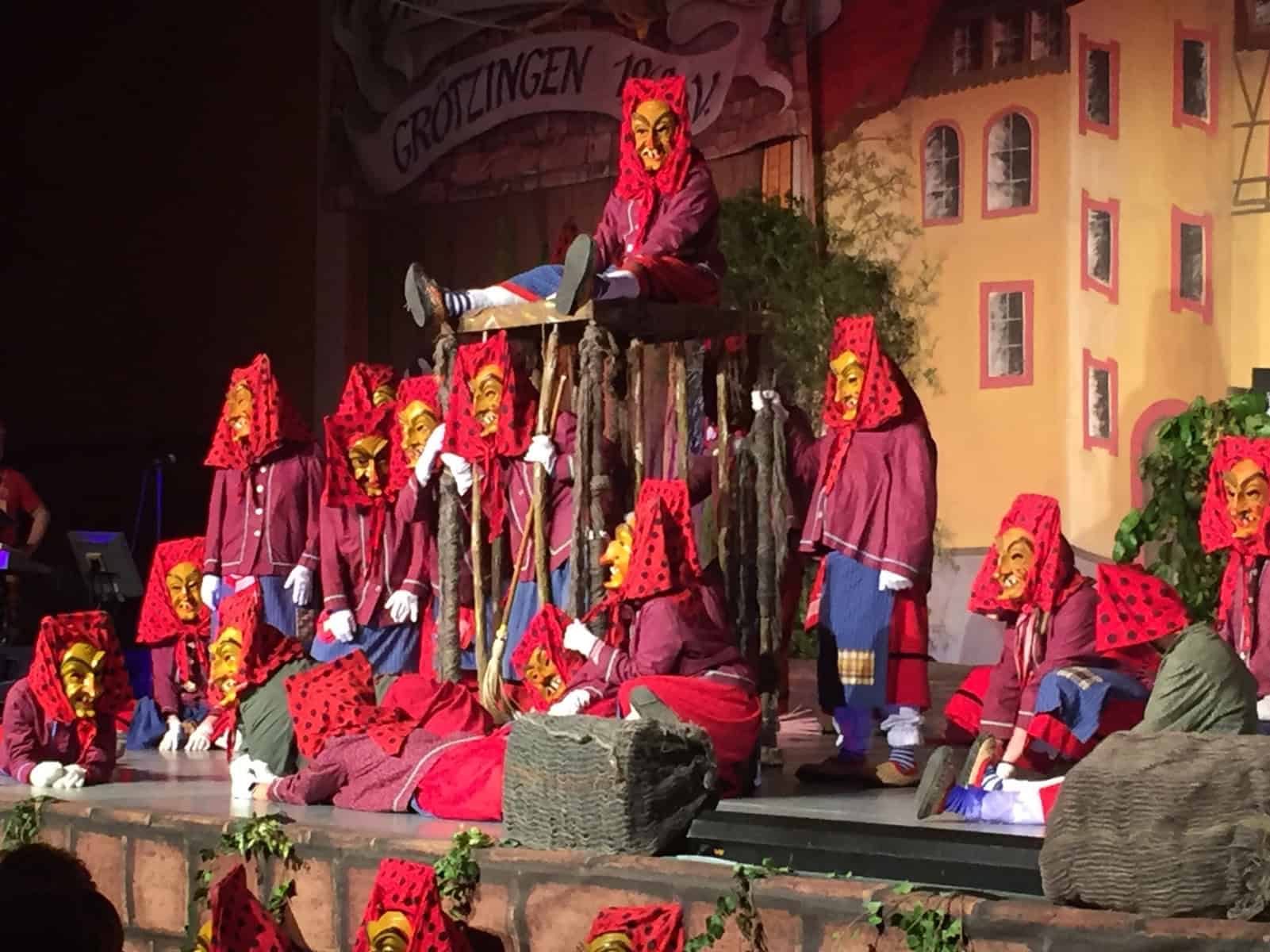 Das Hexenballett der Hottscheck Narrenzunft auf der Bühne mit Musik und Lichteffekten sorgt für Gänsehautmomente.