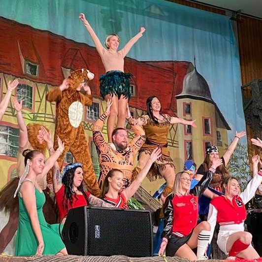 Junge Tänzerinnen der Hexenjugend der Hottscheck Narrenzunft zeigen beim Tanzfinale auf der Bühne eine elegante Hebefigur