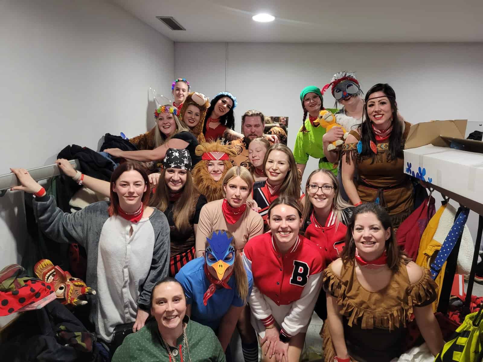 Die Hexenjugend der Hottscheck Narrenzunft posiert vor ihrem Auftritt in ihren Tanzkostümen