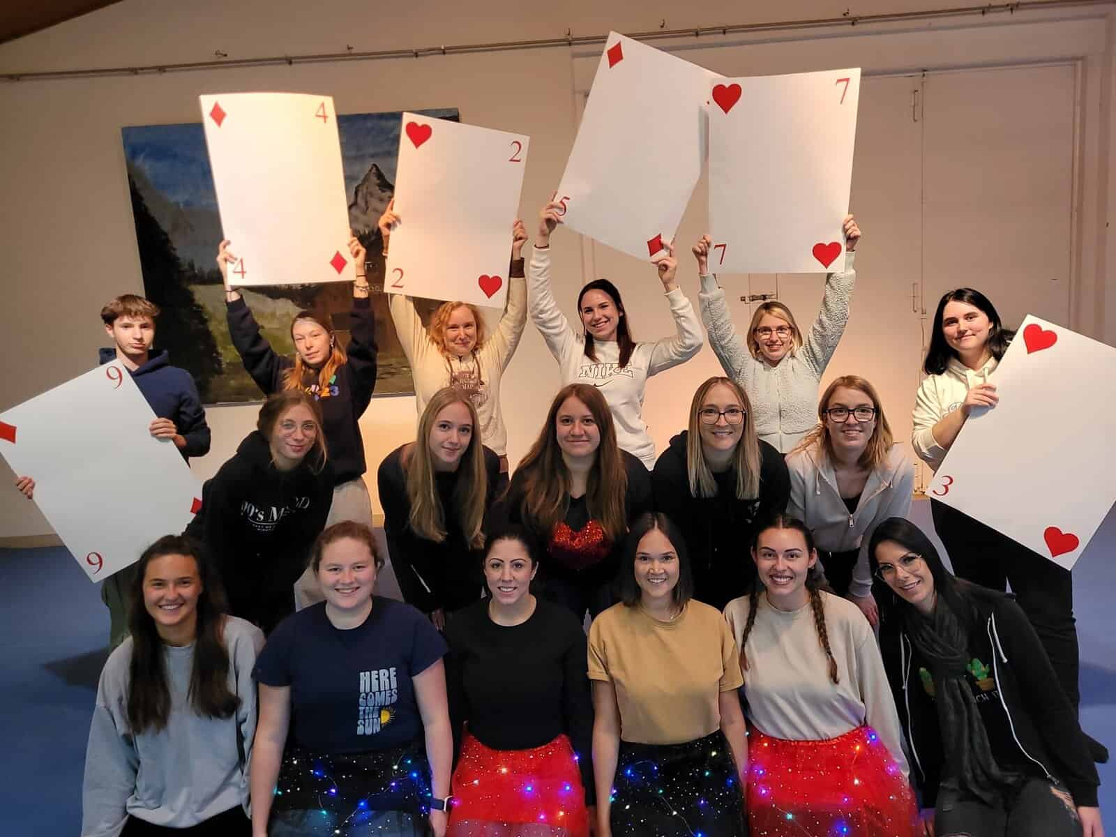 Gruppenbild der Tänzerinnen der Hexenjugend der Hottscheck Narrenzunft in Kostümen mit Spielkarten