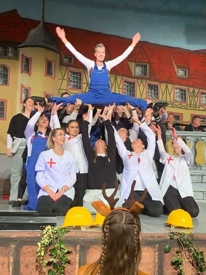 Hexenjugend der Hottscheck Narrenzunft zeigt eine Hebefigur im Schlussbild