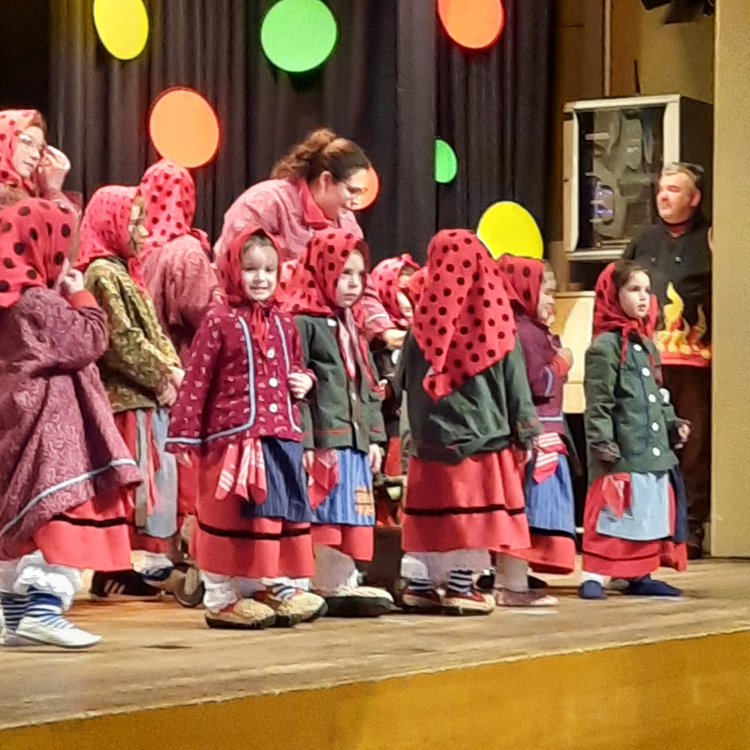 Die Kinder des Hexensamen stehen auf der Bühne und präsentieren stolz ihren Tanz