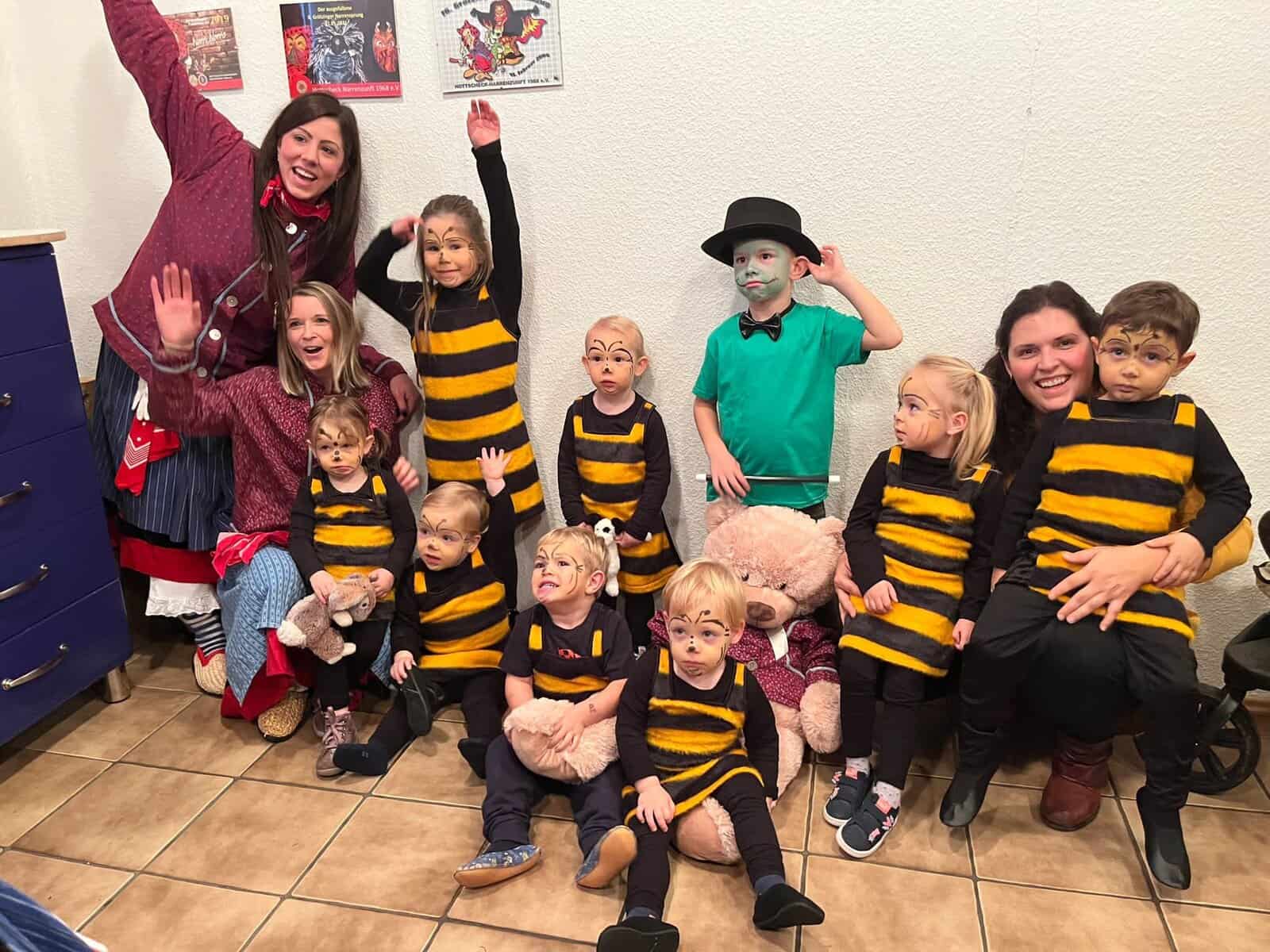 Kinder des Hexensamen der Hottscheck Narrenzunft tanzen als Bienen gemeinsam mit ihren Trainerinnen