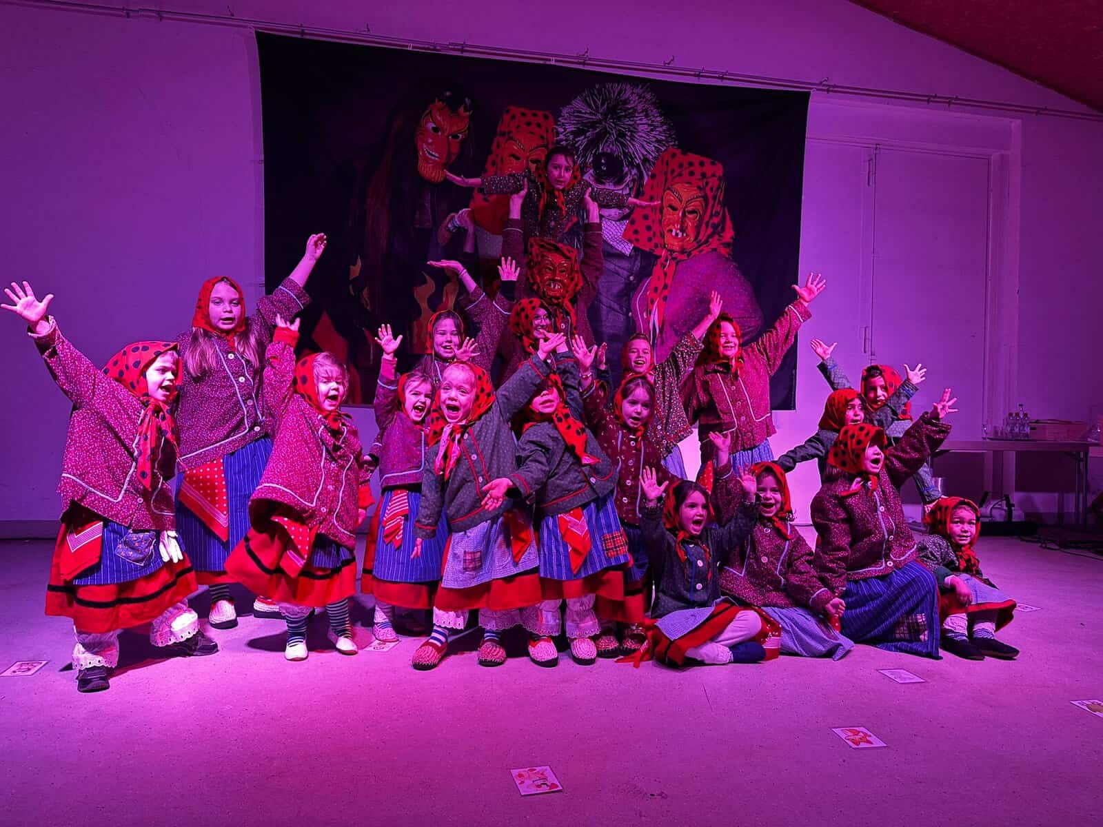 Die Kinder des Hexensamen der Hottscheck Narrenzunft jubeln beim Schlussbild ihres Auftritts auf der Bühne