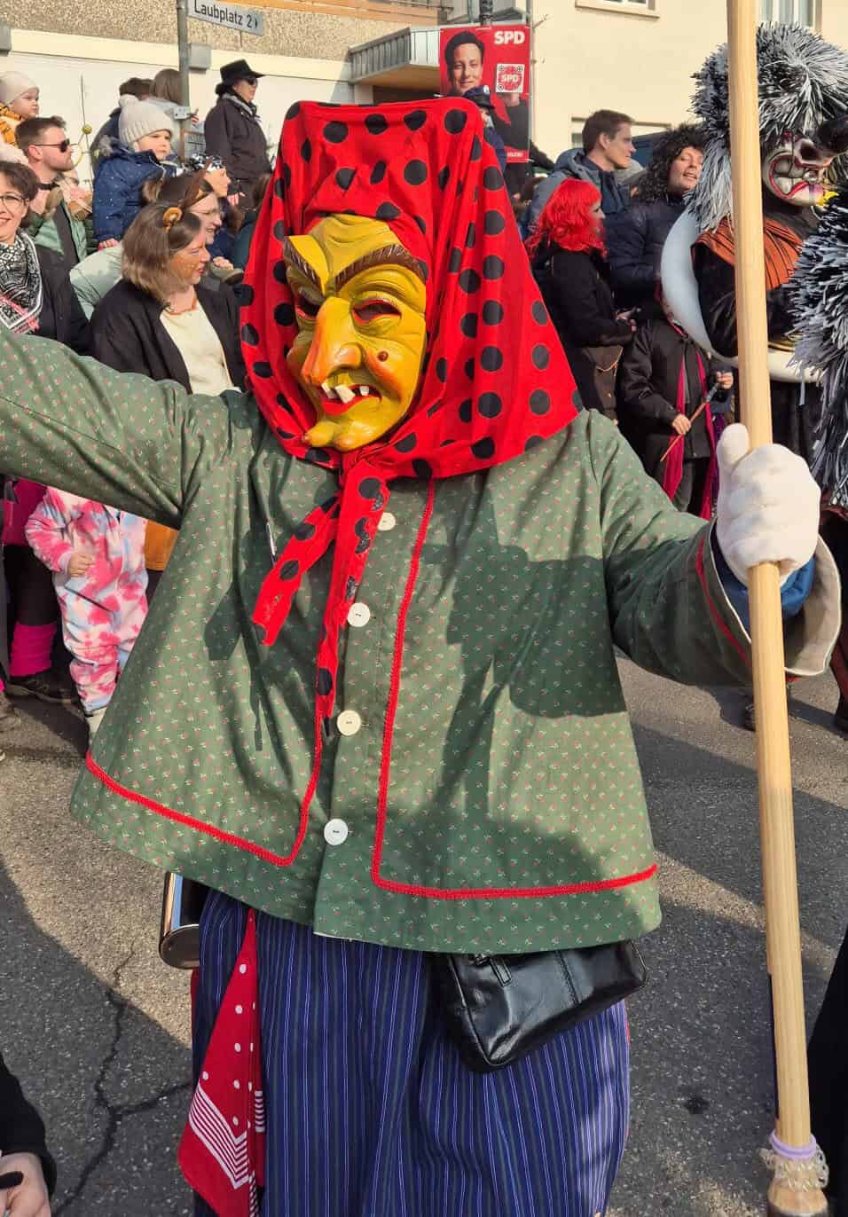 Eine Hottscheck Hexe der Hottscheck Narrenzunft Grötzingen beim Umzug