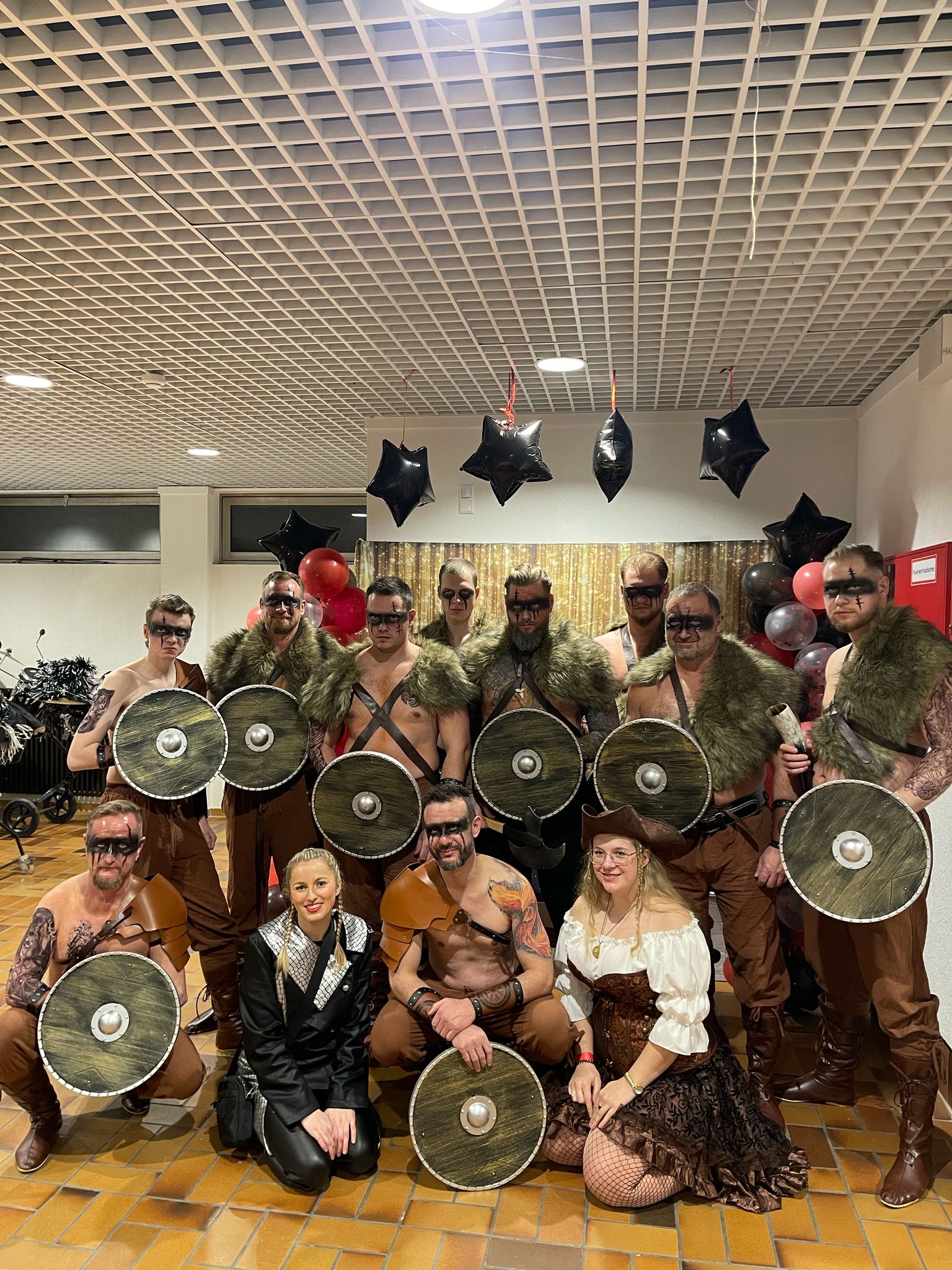 Das Männerballett der Hottscheck Narrenzunft verkleidet als Wikinger mit Schilden
