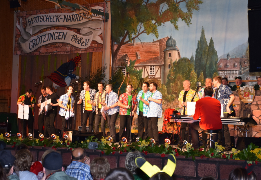 Musikerinnen und Musiker sorgen beim Zunftabend der Hottscheck Narrenzunft Grötzingen für Stimmung und närrische Unterhaltung
