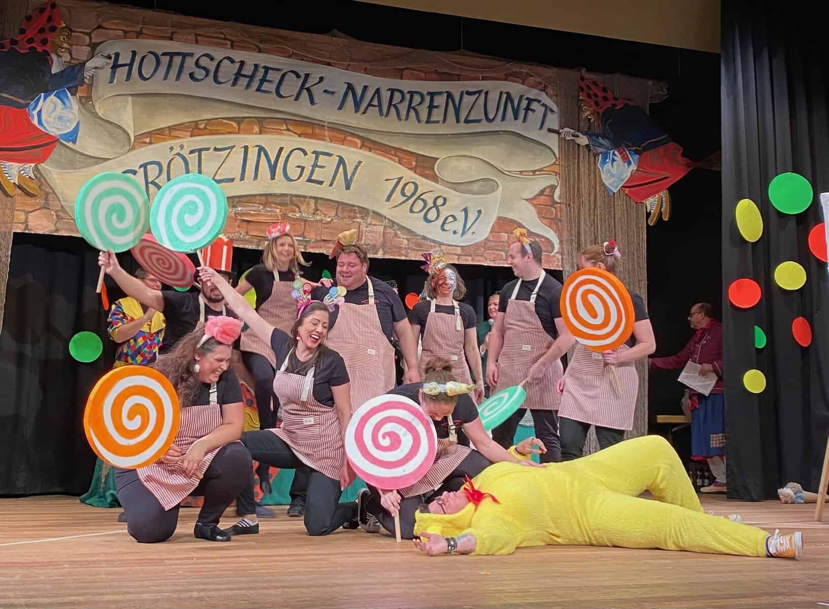 Die Stolperer beim farbenfrohen Schlussbild auf der Bühne mit großen Lollies