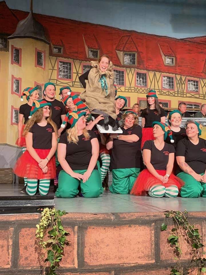 Die Stolperer der Hottscheck Narrenzunft als Weihnachtsmänner auf der Bühne