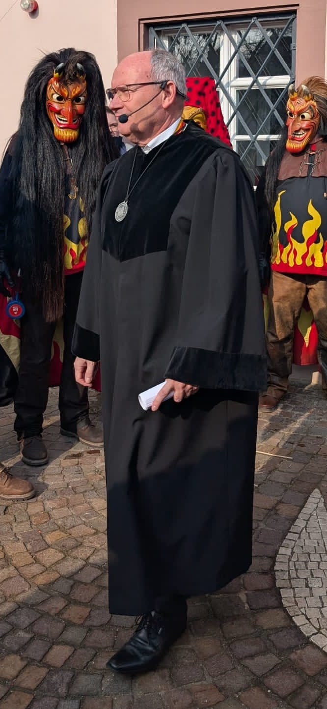Thomas Tritsch, Narrenstaatsanwalt der Hottscheck Narrenzunft, bei seiner närrischen Anklage im Grötzinger Narrengericht.