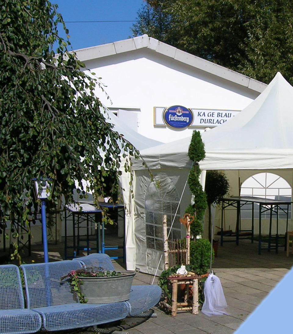 Außenansicht des Vereinsheims "Goldener Ochsenstall" mit Dekoration für eine Veranstaltung