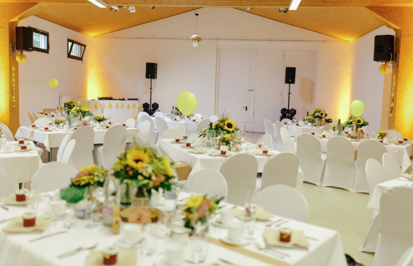 Festlich gedeckte Tafel im Vereinsheim Goldener Ochsenstall der Hottscheck Narrenzunft in Karlsruhe-Durlach