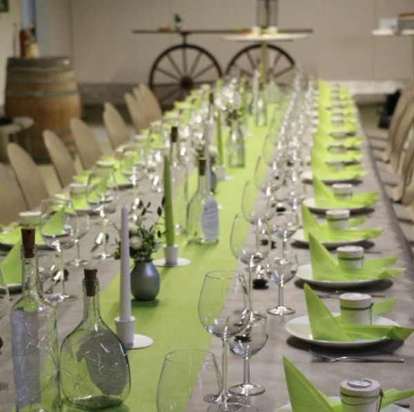 Nahaufnahme einer festlich gedeckten Tafel im Vereinsheim „Goldener Ochsenstall“ der Hottscheck Narrenzunft Karlsruhe-Durlach.