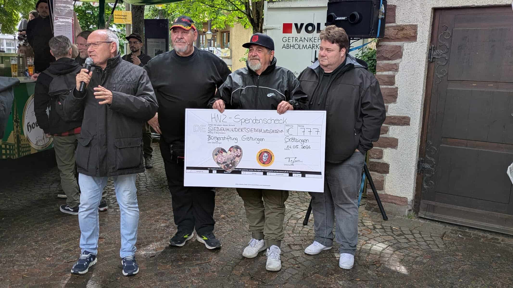 Spendenübergabe der Hottscheck Narrenzunft Grötzingen an die Bürgerstiftung Grötzingen durch Jürgen Haury im Rahmen der Närrisch g’holfe Aktion.